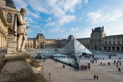 how much money does the louvre make per day