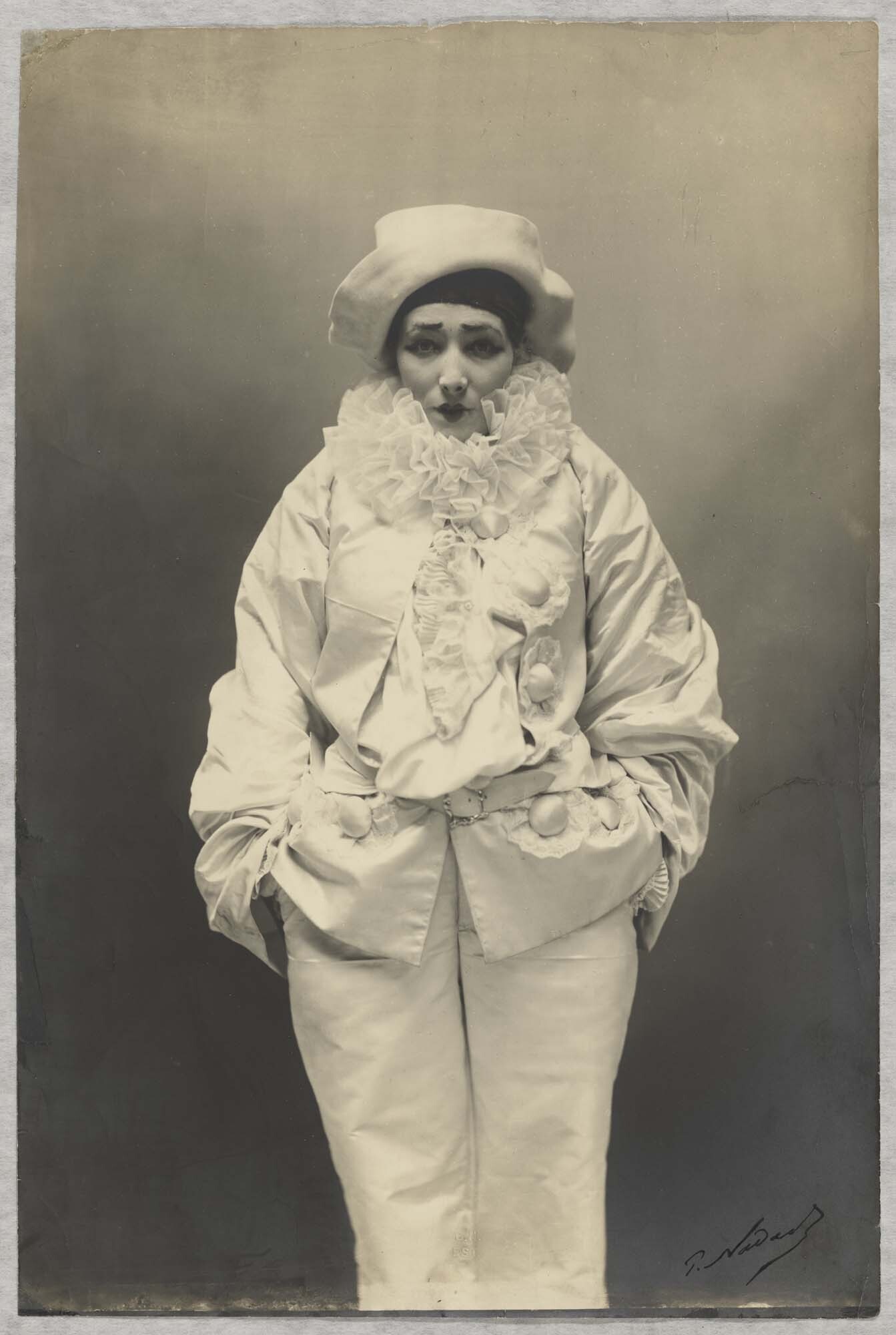 15. Paul Nadar, Sarah Bernhardt dans Pierrot assassin pantomime de Jean Richepin © Bibliothèque nationale de France-jpg