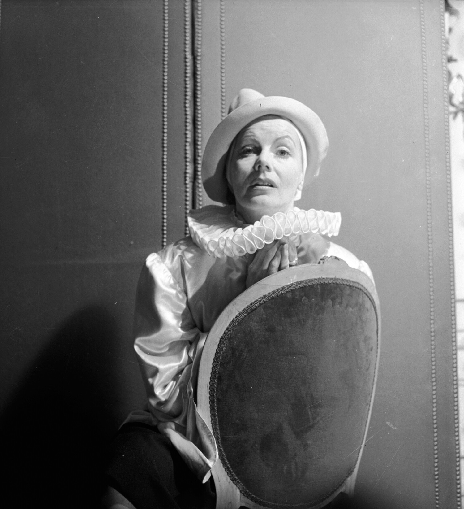 16. Cecil Beaton, Greta Garbo en Pierrot © National Portrait Gallery, Vogue, Condé Nast-jpg